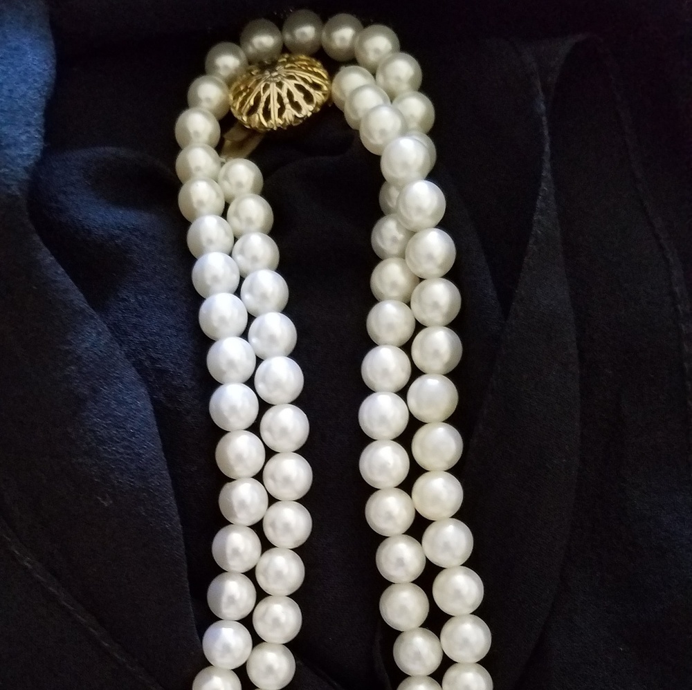 Costume pearl necklace